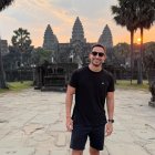 En uno de sus viajes a Tailandia comió grillos y gusanos de seda.