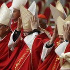 Algunos de los cardenales durante la cuarta misa de los novendiales por el papa Francisco, en la Basílica de San Pedro.