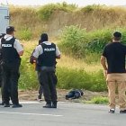 Los agentes buscan pistas para determinar el crimen de la mujer.
