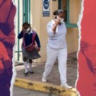 Madres de familia sacan a sus hijos que tienen síntomas de la tosferina.