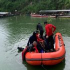 Cuerpo de Bomberos de Portoviejo buscaban a los desaparecidos.