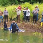 Rescatistas debieron bucear para hallar los cuerpos en la represa.