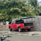 En esta camioneta se movilizaban padre e hijo que fueron baleados.