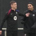 GRAFCAT7814 Sant Joan Despí (BARCELONA) 02/05/2025.- Los jugadores del FC Barcelona, Raphinha y Dani Olmo (i), durante el entrenamiento realizado hoy en la Ciudad Deportiva Joan Gamper de cara la partido de la Liga que jugarán mañana contra el Real Valladolid. EFE/Alejandro García