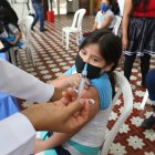 El Ministerio exigirá certificado de vacunación a quienes viajen de países como Perú y Colombia.