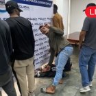 Uno de los sospechosos quiso hacerse el gracioso e hizo señales de Los Lobos cuando un medio de comunicación le estaba grabando.