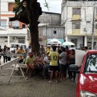 La zona comercial quedó alarmada y la policía cerró el espacio para tomar procedimiento.