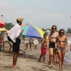 Miles de turistas disfrutaron de las playas de Santa Elena.