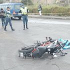 1. El motociclista se habría pasado una señal de tránsito e impactó violentamente contra la parte trasera del camión.