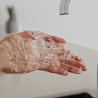 El lavado adecuado de manos es fundamental para prevenir infecciones respiratorias y gastrointestinales.