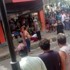 El cuerpo del adolescente de 17 años yacía sin vida en la calzada del malecón de Samborondón.