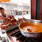 Lucila Correa ofrece el feto de vaca, mejor conocido como ville.