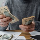 El bono puede cobrarse en puntos autorizados tras consultar en el portal oficial del MIES.