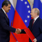 El presidente de Venezuela, Nicolás Maduro, junto a su homólogo ruso, Vladimir Putin, en una ceremonia de firma posterior a sus conversaciones en el Kremlin, Moscú.