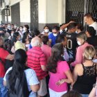 Así fue la aglomeración de personas este miércoles 7 de abril en el Centro de Salud N. 4 , ubicado en las calles Cuenca y Cacique Álvarez.