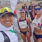 Andrés Chocho, entrenador de Paula junto a ella y Kimberly García. Todos entrenan en del mismo equipo.