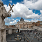 Nubes sobre la Plaza de San Pedro en el segundo día del cónclave, en la Ciudad del Vaticano, este jueves.