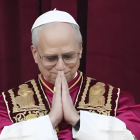 El Papa León XIV se presenta ante los fieles en su primer saludo desde el balcón de San Pedro, destacando la paz y unidad para la Iglesia.