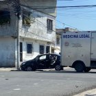 Policías acudieron al sitio para recabar indicios balísticos y retirar el cadáver.