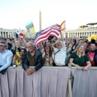 Ecuatorianos, con sus banderas escucharon las primeras palabras del pontífice recientemente electo.