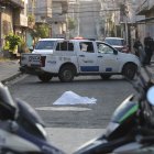 El cuerpo de la víctima fue cubierto con una sábada blanca hasta que llegó Criminalística.