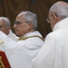 El papa León XIV oficiando la primera misa despúes de ser elegido el 8 de mayo.