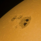 Las manchas solares son regiones más frías del Sol, con temperaturas de 3,300°C, donde la actividad magnética intensa puede originar erupciones solares.