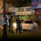 El vehículo quedó detenido en media vía. Policías acudieron al sitio.