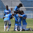 Jorge Valencia y sus compañeros festejando el doblete del Manta ante Mushuc Runa.