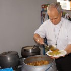 Esta es la imagen viral donde se observa a Prevost sirviendo un plato de ‘concentrado’.