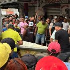 Decenas de vecinos llegaron hasta el sitio para lamentar el crimen.