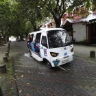 Turistas disfrutan de uno de los primeros viajes del 'mariscarrito'.