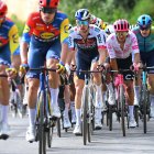 Carapaz (en primera línea de rosa y blanco) se recuperó en la tercera etapa de este domingo 11 de mayo.