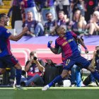 El delantero del Barcelona Raphinha (d) celebra su gol contra el Real Madrid, durante el partido de la jornada 35 de LaLiga.
