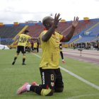Gabriel Cortez en el festejo de gol para Barcelona ante Universidad Católica en Quito
