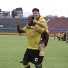 Gabriel Cortez y Braian Oyola festejando el gol de Barcelona SC.