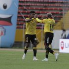 Felipe Caicedo y Gustavo Vallecilla en el festejo del empate.