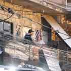 Los Policías debieron rescatar el cuerpo de un techo que corría riesgo de colapsar.