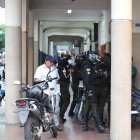 Policías se fueron de balacera con antisociales en el centro de Guayaquil.