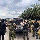 Los sujetos estaban con capuchas y armas de fuego. Una persona fue aprehendida.