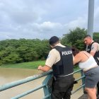 Policías evitaron una tragedia en Esmeraldas.