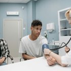 Los chequeos médicos constantes son esenciales para evitar afectaciones repentinas en la salud.