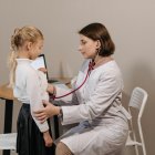 Los chequeos médicos en niños son relevantes para su correcto desarrollo.