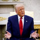 El fallo detiene deportaciones inmediatas de venezolanos acusados de pertenecer a bandas criminales.