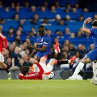 Moises Caicedo disputa el balón ante Mason Mount en el partido ante Manchester United.