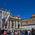 En la Plaza de San Pedro hacen las adecuaciones para la ceremonia de este domingo 18 de mayo.
