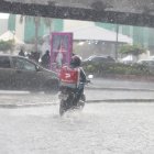 Repentina lluvia cayó con fuerza en Guayaquil, la tarde de este 17 de mayo.