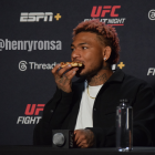 Michael celebró comiéndose un pedazo de pizza en la conferencia postcombate.