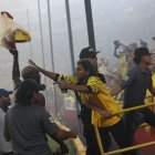 Felipe Caicedo regala su camiseta en la Sur Oscura.