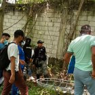 Vecinos y miembros de la Policía Nacional en el descubrimiento del cadáver.